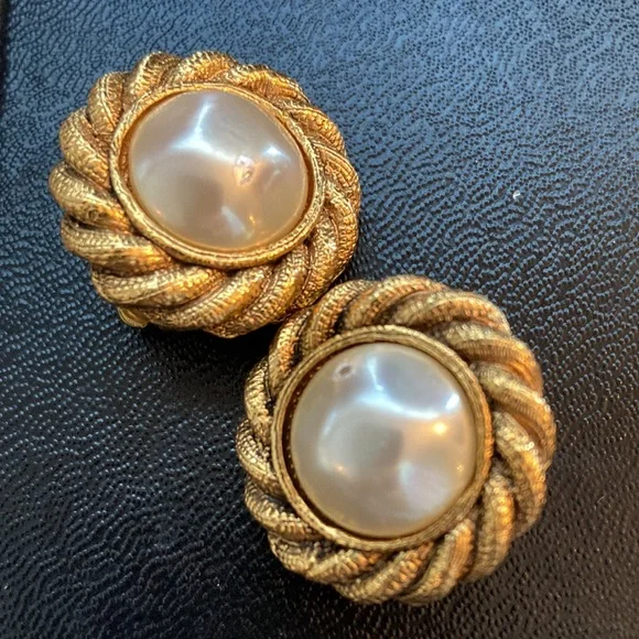 Authentic Chanel Vintage Faux Pearl Clip On Earrings - Picture 8 of 9